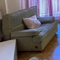 Due ampie Poltrone in velluto azzurro