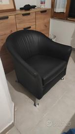 poltrona in pelle nera