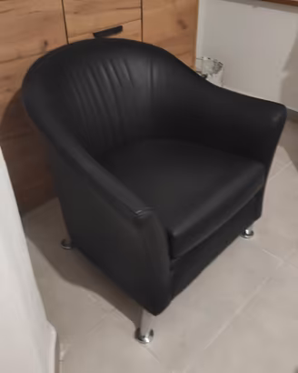 poltrona in pelle nera