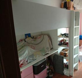 Letto a soppalco, scrivania e armadio 