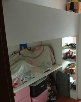 Letto a soppalco, scrivania e armadio 