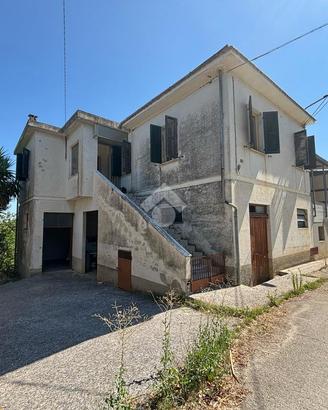 VILLA A SCHIERA A CELLINO ATTANASIO