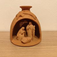 Piccolo presepe illuminato da candela