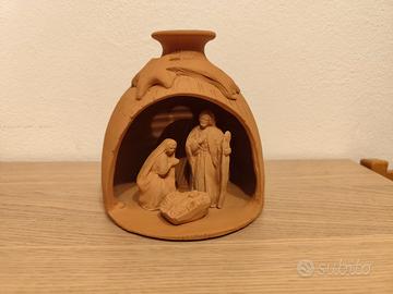 Piccolo presepe illuminato da candela
