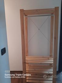 scaffale  appendiabiti in legno con ripiani 
