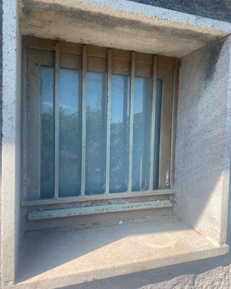 Finestra in ferro con vetro, maniglia e telaio