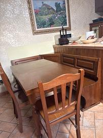 Tavolo da pranzo con sedie e cassapanca