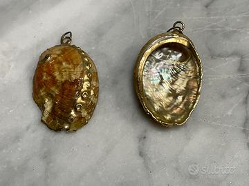 Coppia di ciondoli in vera conchiglia madreperla 