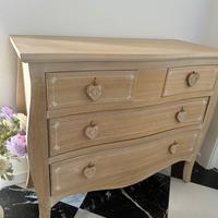 Mobile in legno chiaro stile shabby