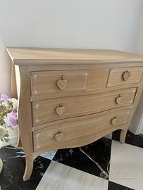 Mobile in legno chiaro stile shabby