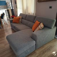 divano con penisola e pouf