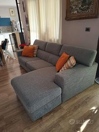 divano con penisola e pouf