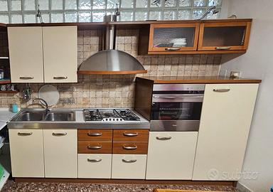 Cucina completa color crema e legno