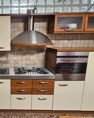 Cucina completa color crema e legno