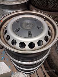 4 cerchi compreso coprimozzi.