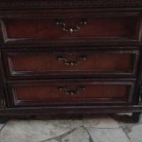 comodino in legno con ruote sotto