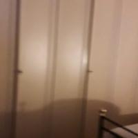 Armadio in legno bianco.