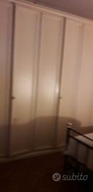 Armadio in legno bianco.