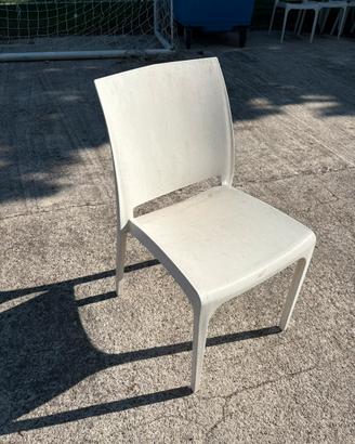 Sedie bianche di plastica
