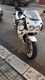 Yamaha FZR 600 del 90