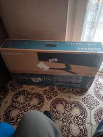 Monitor Samsung 32 pollici UHD  4K.  U32J590