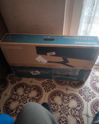 Monitor Samsung 32 pollici UHD  4K.  U32J590