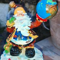 Carillon Natalizio. Babbo Natale Con Il Mondo Nell