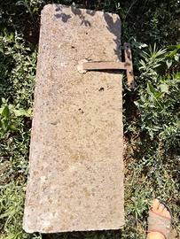 Portale antico in pietra