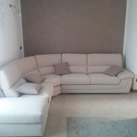 Divano angolare con pouf