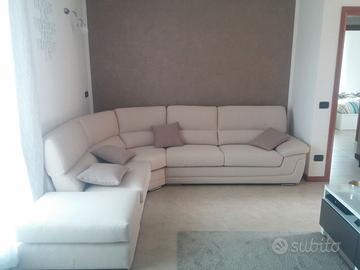 Divano angolare con pouf