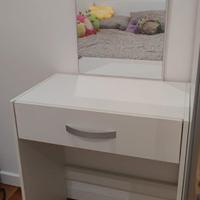 Toeletta con specchio e sgabello