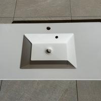 Lavabo in ceramica con rubinetteria inclusa