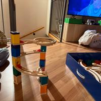 Pista in legno per biglie