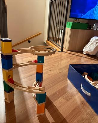 Pista in legno per biglie