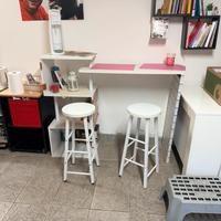 Mobile bar con due sgabelli