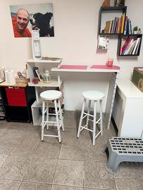 Mobile bar con due sgabelli