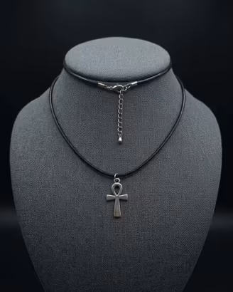 Collana in cordino nero con ciondolo ankh