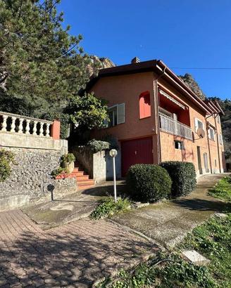 Villa di 176 m² con 5 locali e box auto a Ventimig