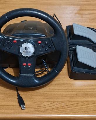 Volante / joystick Logitech con pedaliera