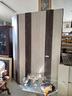 armadio-3-ante-con-angolo-smussato-rovere-e-grigio