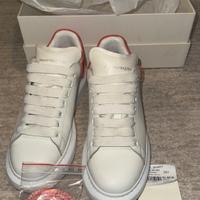 Alexander McQueen Oversized Sneakers bianche/coral