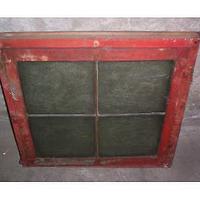 Finestra antica con telaio decorato a mano