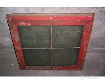 Finestra antica con telaio decorato a mano