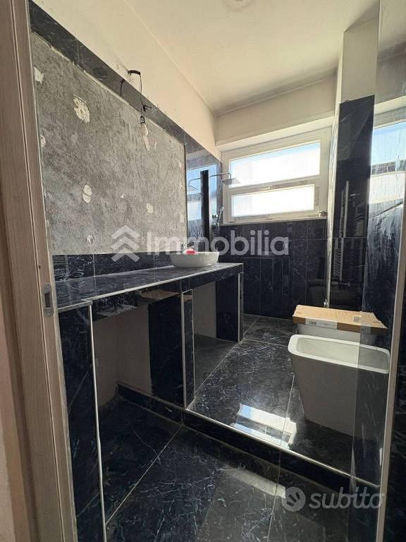 Appartamento di 150 m² con più di 5 locali a Torin - Vista 2