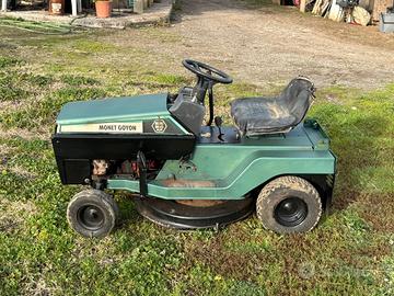 Trattorino taglia erba