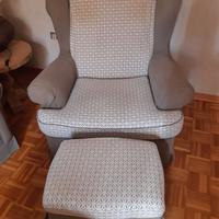 Poltrona con ampia seduta e poggiapiedi