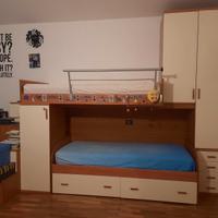 Letto a castello con armadio e scala