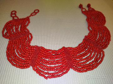 girocollo di perline rosse 