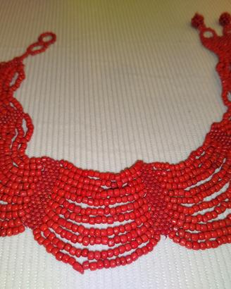 girocollo di perline rosse 