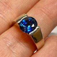 Anello in oro bianco con zaffiro